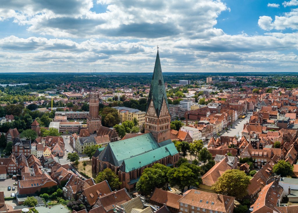 Luftbild der Lüneburger Innenstadt mit der St. Johanniskirche