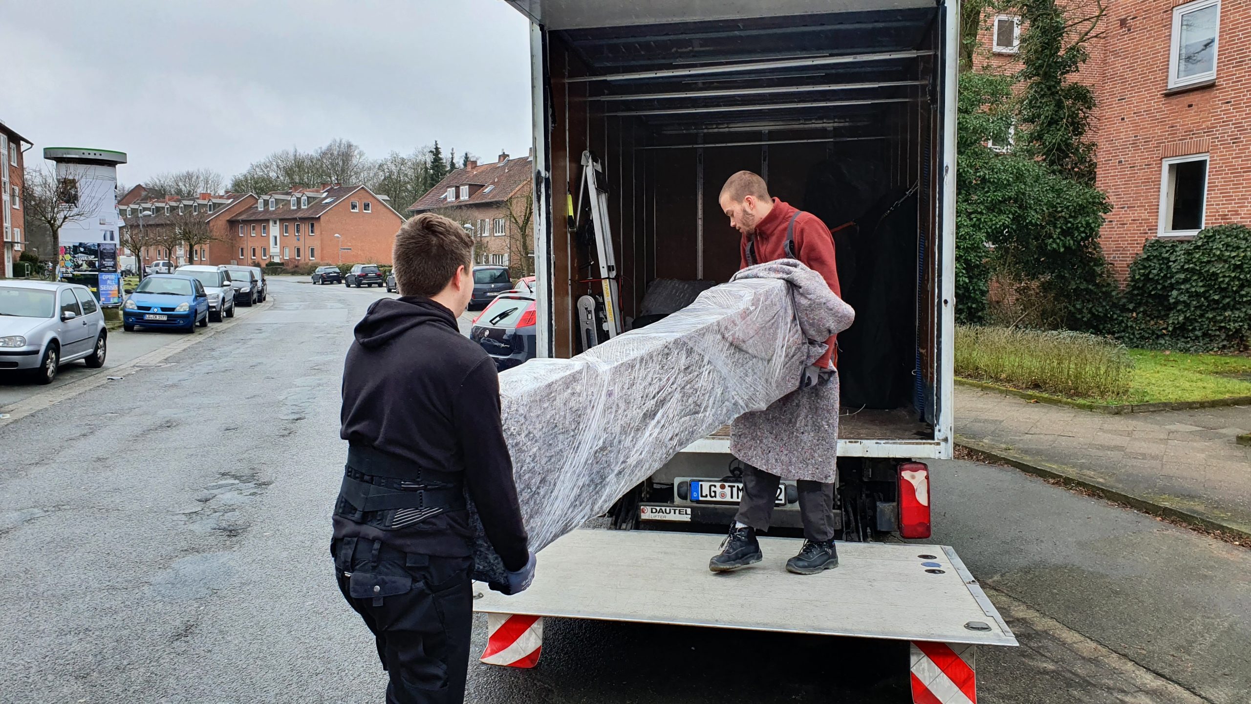 Mitarbeiter von Martens Umzüge tragen Möbel in einen LKW
